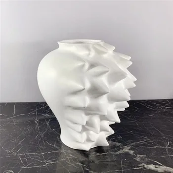 Просто модерна бяла ваза от смола под формата на таралеж, модел хол, декорация за всекидневната, матиран геометричен нередовен цвете